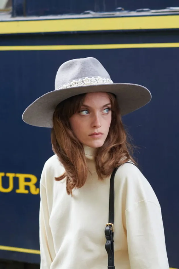 victor_galon_brode_fleurs_2-1.webp Store Victor Galon Brode Fleurs Chapeaux En Feutre